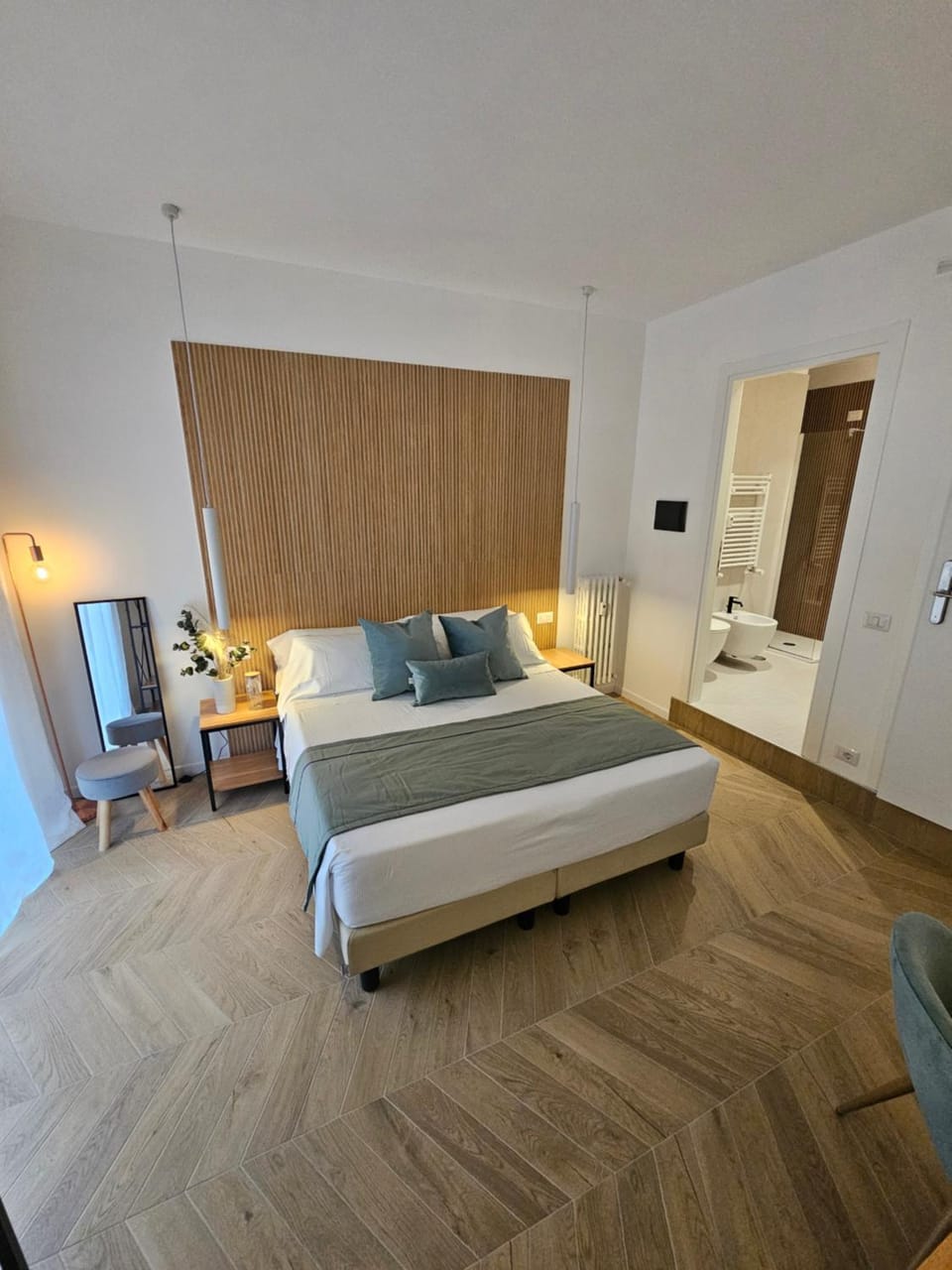 Bed, Photo of the whole room, heating