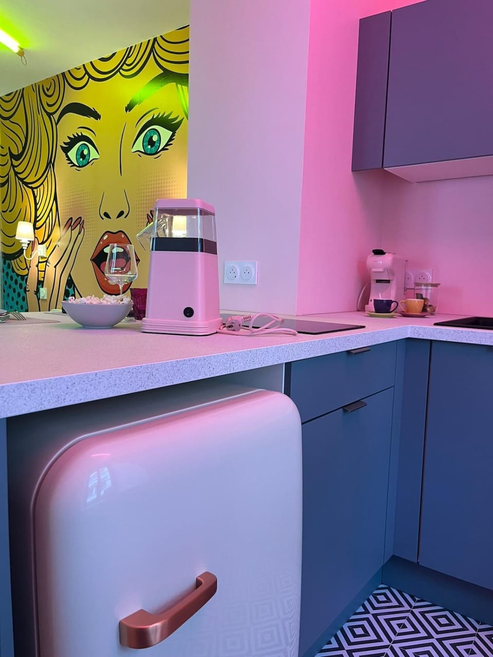 Coffee/tea facilities, Kitchen or kitchenette, dishwasher, minibar, stove