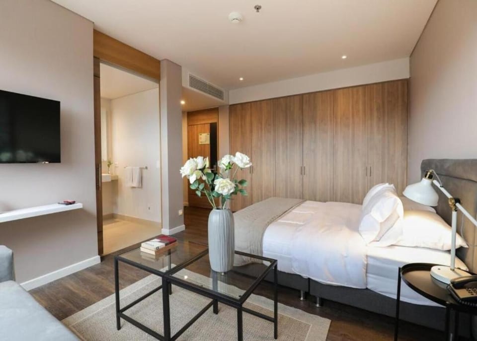 Bed, TV and multimedia, Living room, Photo of the whole room, Seating area, Bedroom, towels, wardrobe