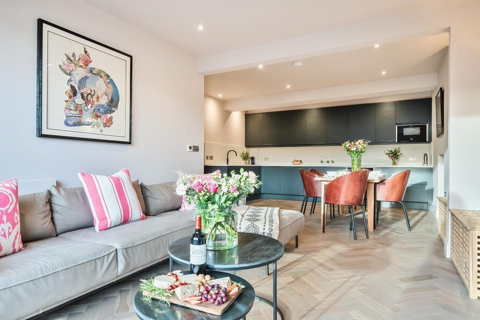 Kitchen or kitchenette, Living room, Seating area, Dining area