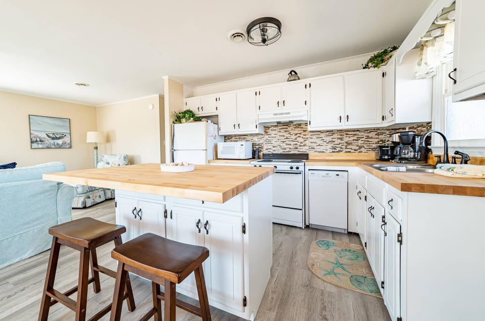 After Dune Delight - KDH MP 7, 300 Yds to Beach, Pool, Rooftop Deck w/Ocean View, Flex Stays House in Kill Devil Hills