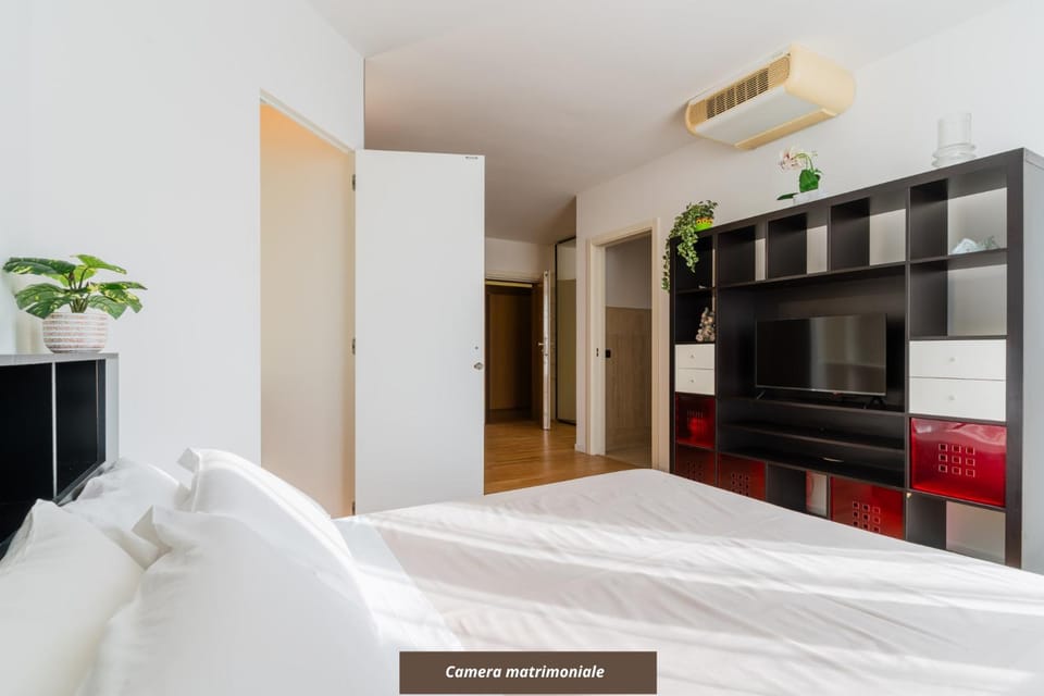 Bed, TV and multimedia, Bedroom