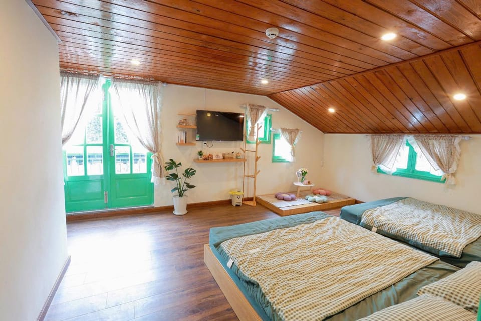 Photo of the whole room, Bedroom