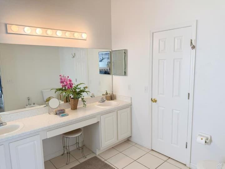 WS118LD - Lakeview - 4 Bedrooms Pool and Spa Villa in Four Corners