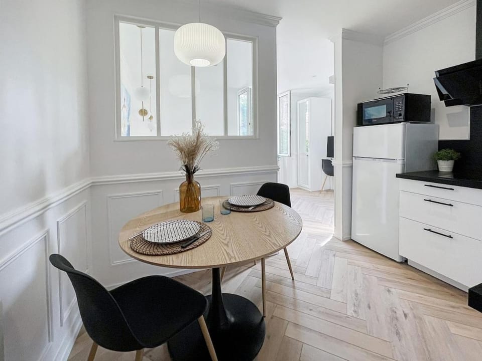 Kitchen or kitchenette, Dining area, stove, toaster