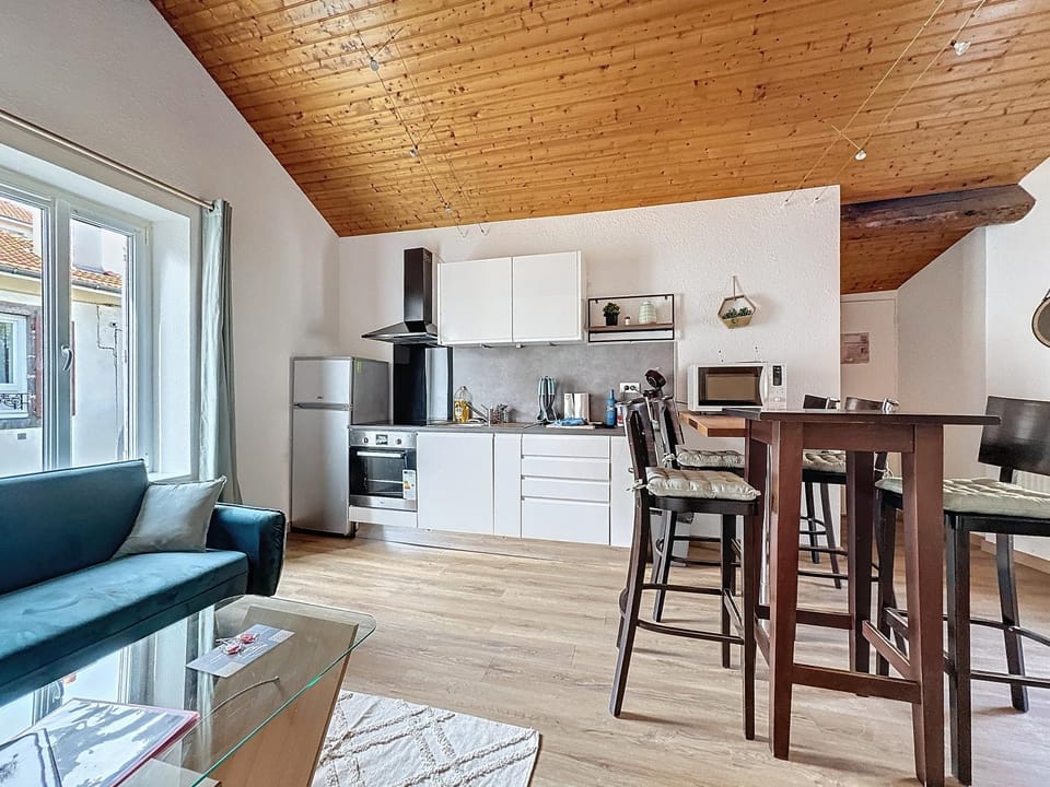 Coffee/tea facilities, Kitchen or kitchenette, oven, stove