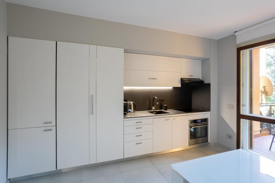 Kitchen or kitchenette, Dining area, stove