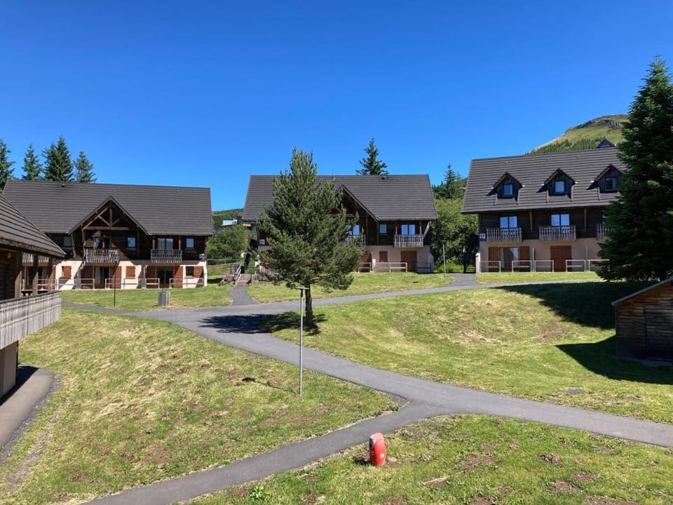 Appartement duplex 8 pers à Super-Besse avec wifi et piscine chauffée Apartment in Besse-et-Saint-Anastaise