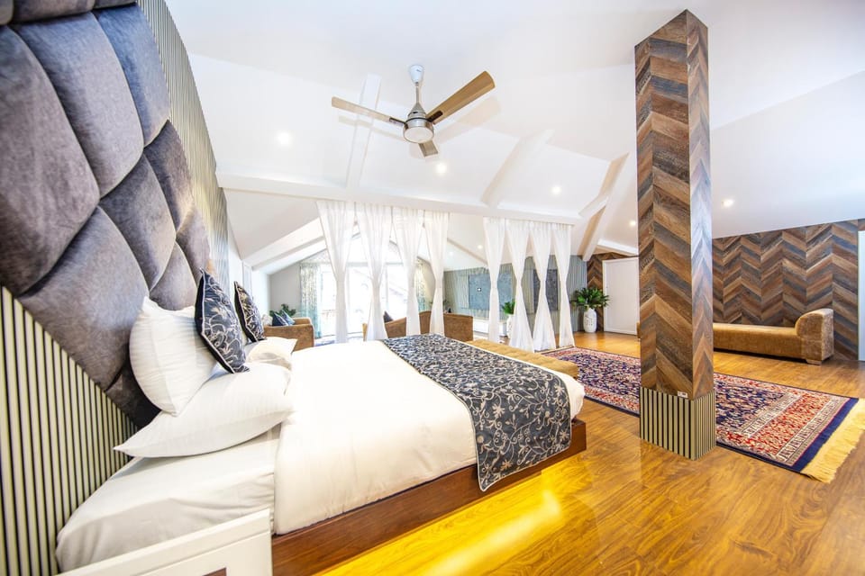 Bed, Living room, Photo of the whole room, Seating area, Bedroom