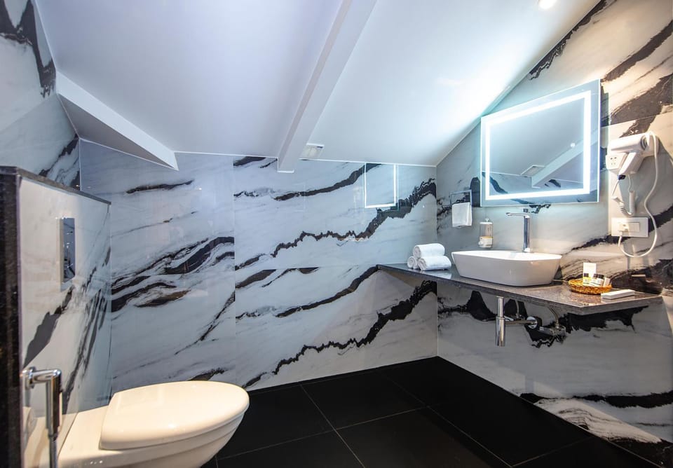 Toilet, Bathroom, towels