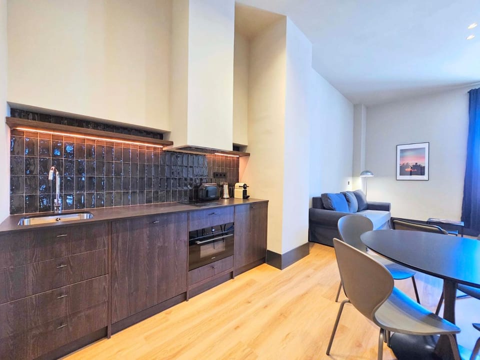 Coffee/tea facilities, Kitchen or kitchenette, Living room, Dining area, stove
