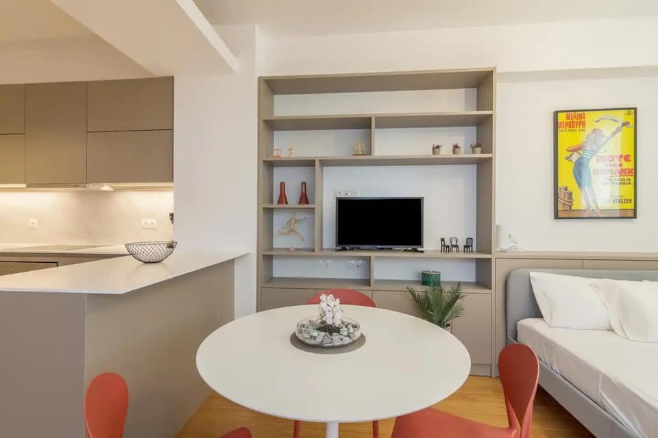 TV and multimedia, Kitchen or kitchenette, Living room, Seating area, Dining area