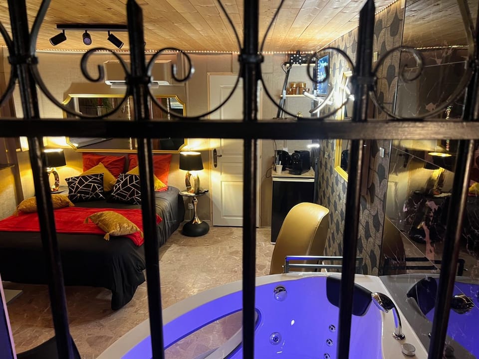 50 Nuances de Parenthèses Love hotel in Auvergne-Rhône-Alpes
