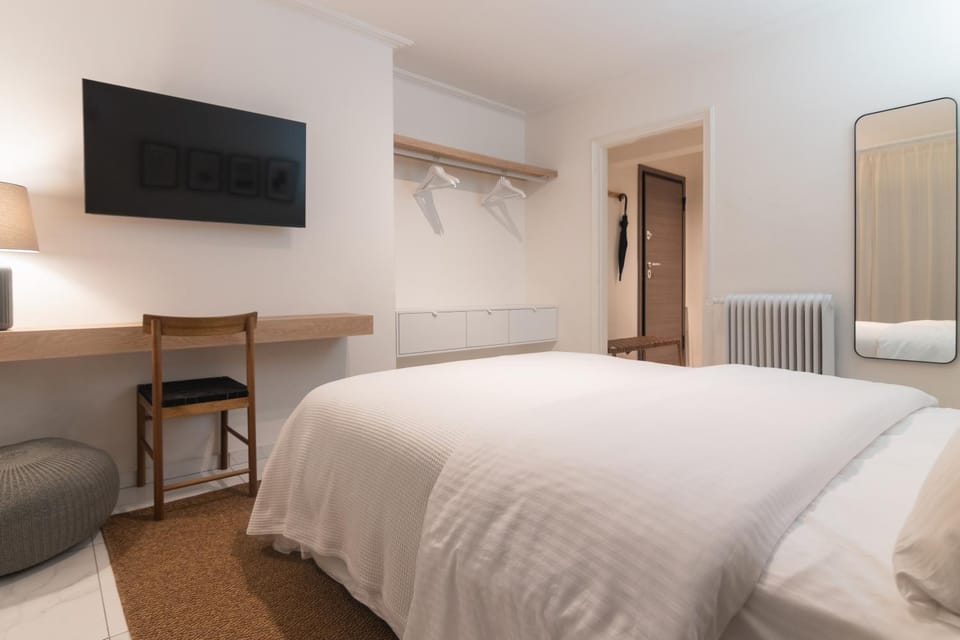 Bed, TV and multimedia, Photo of the whole room, wardrobe