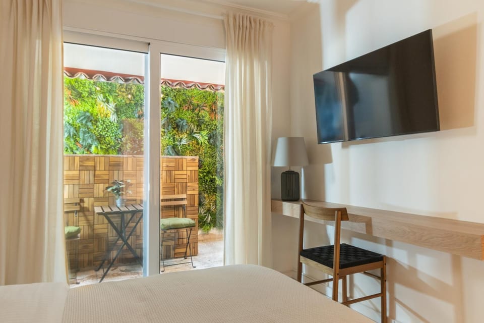 Property building, Bed, TV and multimedia