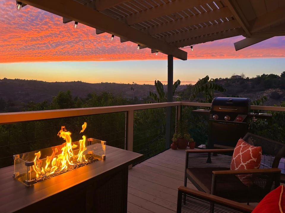 BBQ facilities, View (from property/room), Balcony/Terrace, Dining area, Mountain view, Sunset
