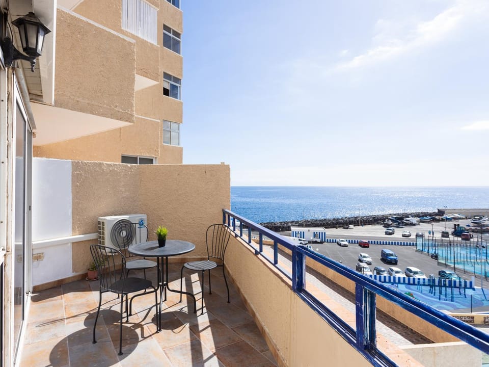 View (from property/room), Balcony/Terrace, Dining area, Sea view