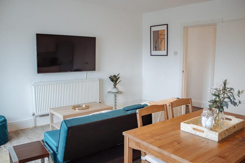 Spacious & Modern 8-Bed Home - Sleeps 13 - Parking Apartment in Leeds