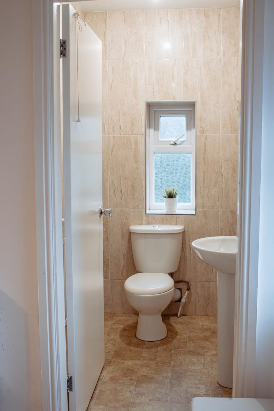 Spacious & Modern 8-Bed Home - Sleeps 13 - Parking Apartment in Leeds
