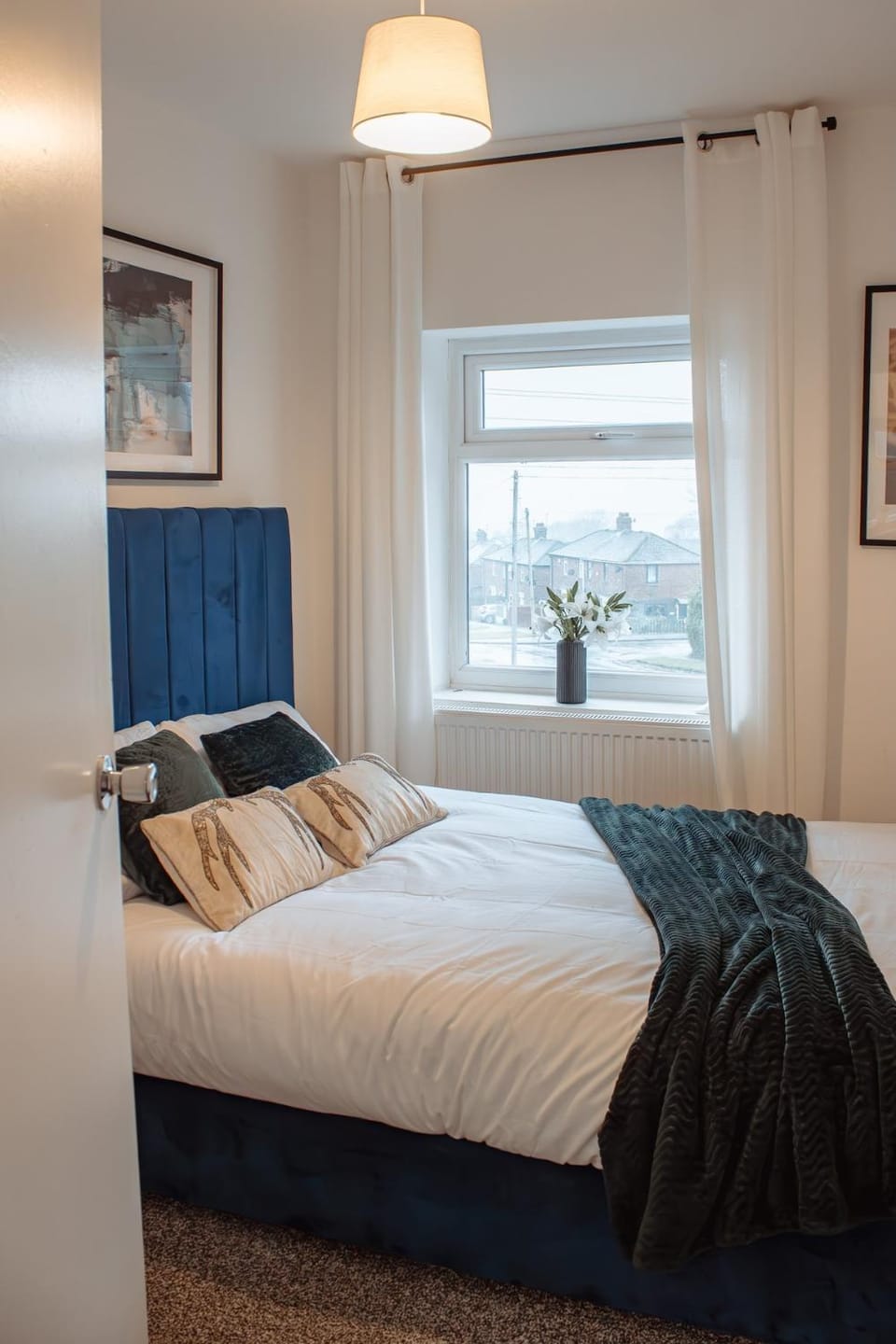 Spacious & Modern 8-Bed Home - Sleeps 13 - Parking Apartment in Leeds