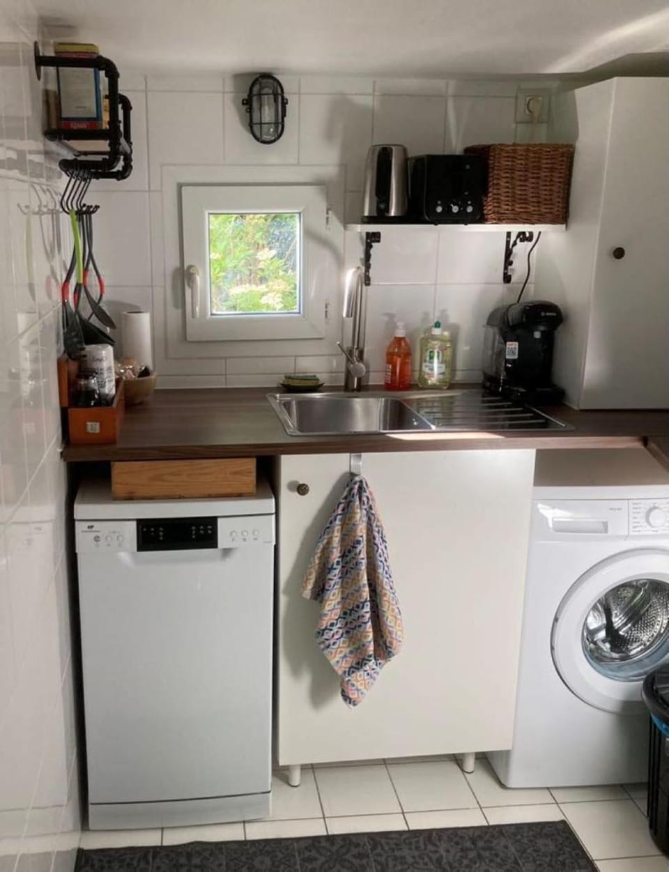 Coffee/tea facilities, Kitchen or kitchenette, dishwasher, oven, stove, toaster, washing machine