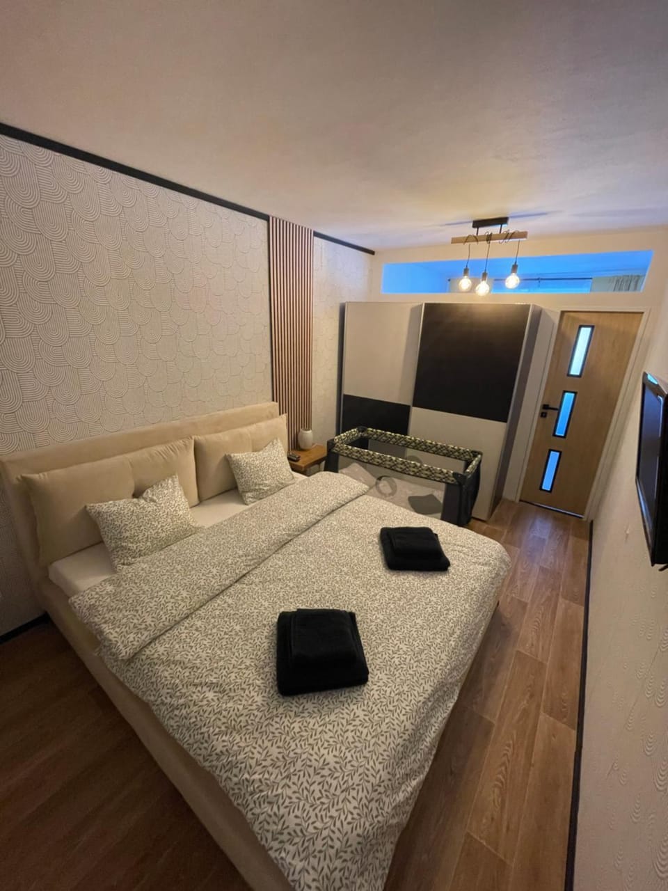 Bed, Bedroom, cot, towels
