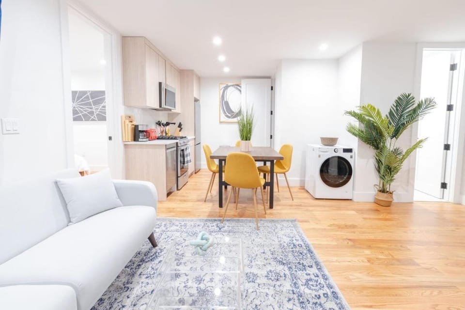 323-1 Spacious 2BR Williamsburg Apartment in Manhattan
