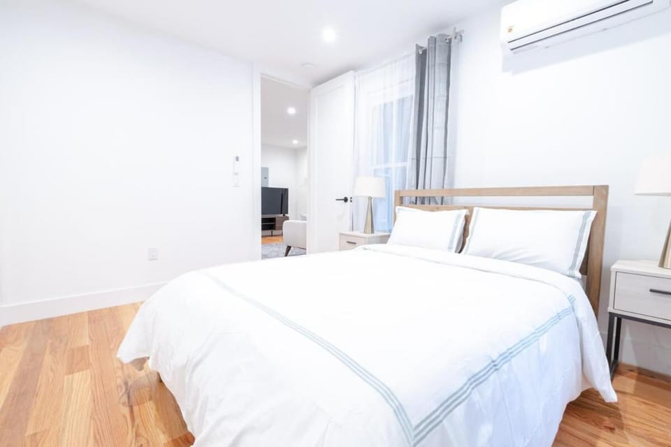 323-1 Spacious 2BR Williamsburg Apartment in Manhattan