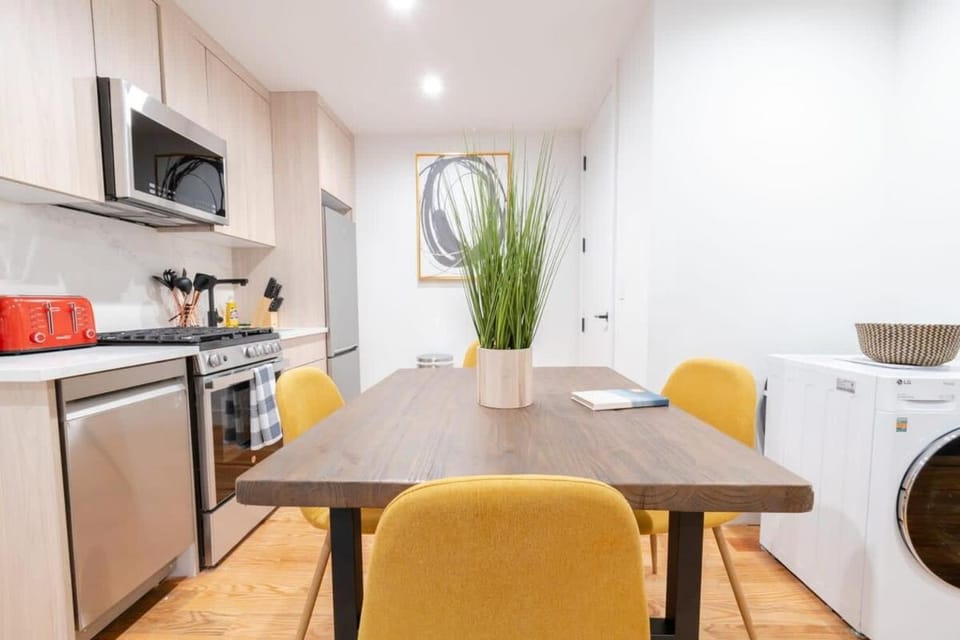 323-1 Spacious 2BR Williamsburg Apartment in Manhattan