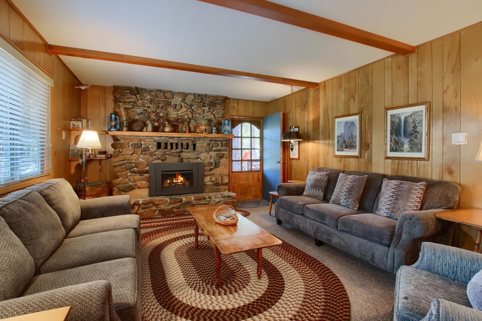 Quail Meadow House in Sierra Nevada
