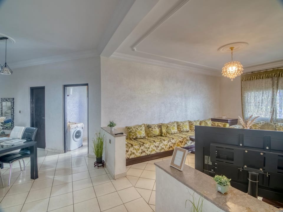 Communal lounge/ TV room, Living room, Lounge or bar, Seating area, Lunch, Lunch, Family, Family