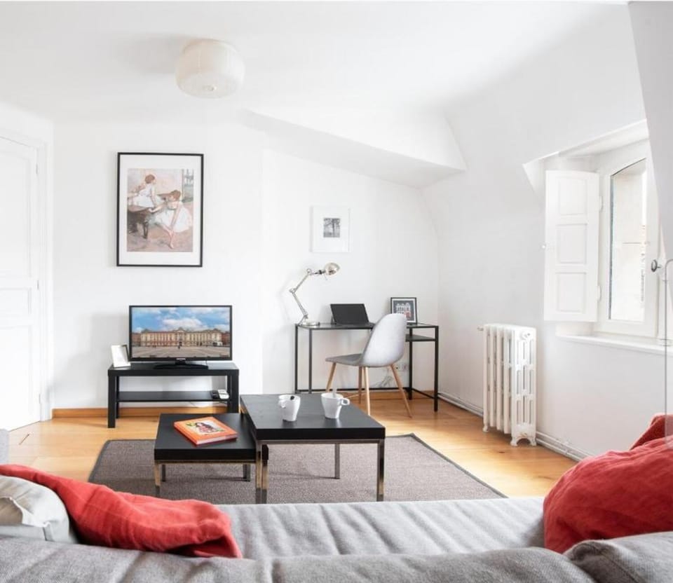 Communal lounge/ TV room, TV and multimedia, Living room, Seating area, internet