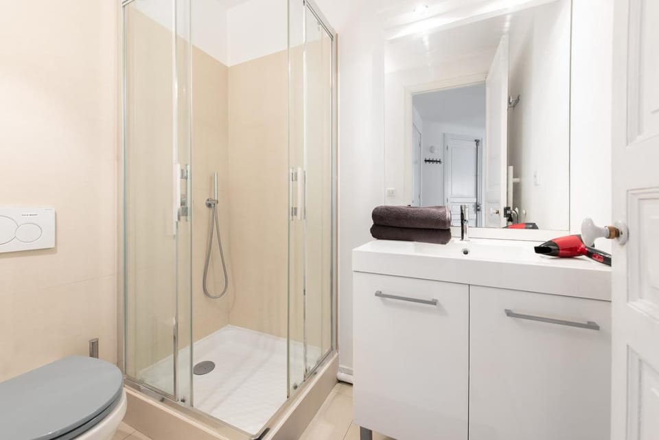 Shower, Toilet, Bathroom, towels