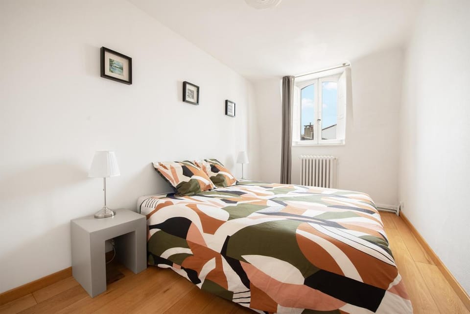 Bed, Photo of the whole room, towels
