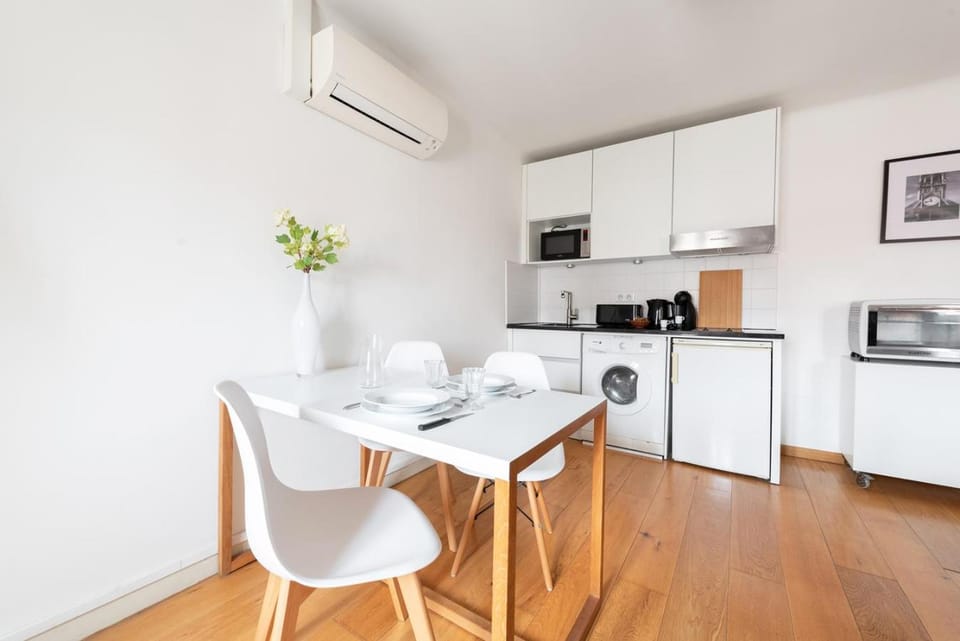 Coffee/tea facilities, Dining area, microwave, oven, stove, toaster, washing machine, dryer, air conditioner