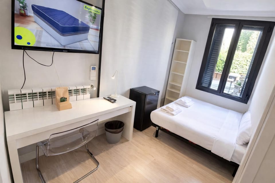 Bed, Bathroom, TV and multimedia, Photo of the whole room, Bedroom
