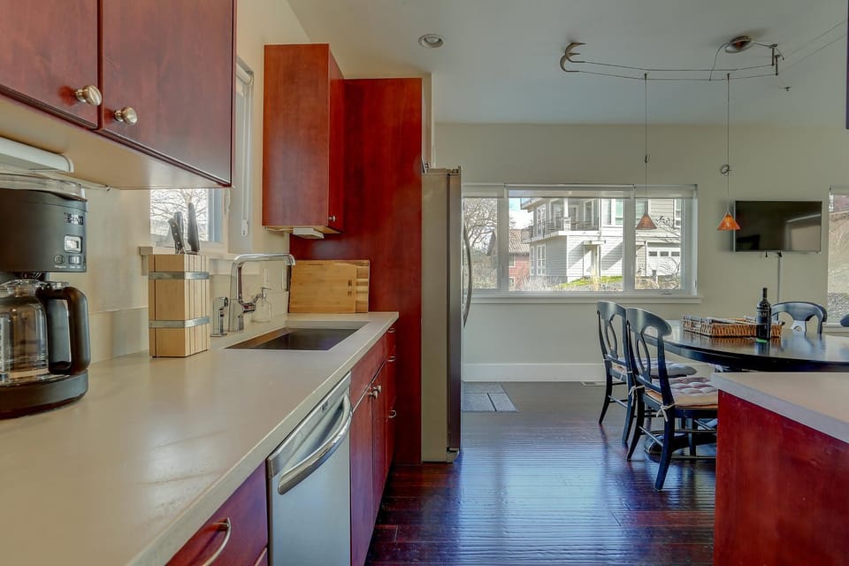 Surf's Up 30 Day Minimum House in Hood River