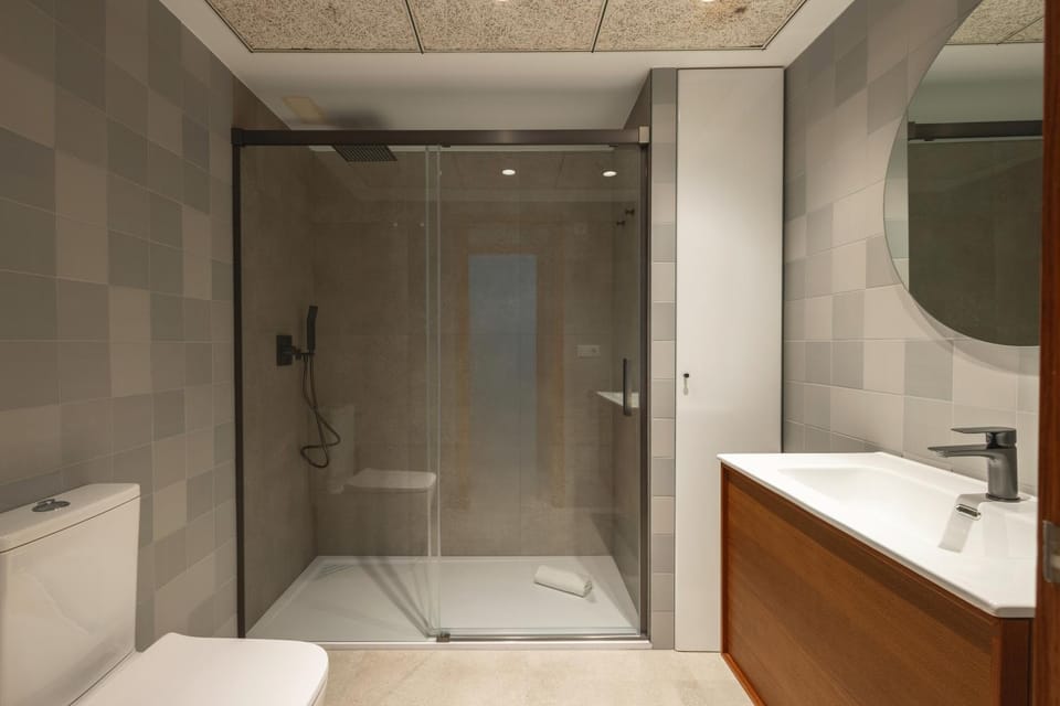 Shower, Toilet, Bathroom, towels