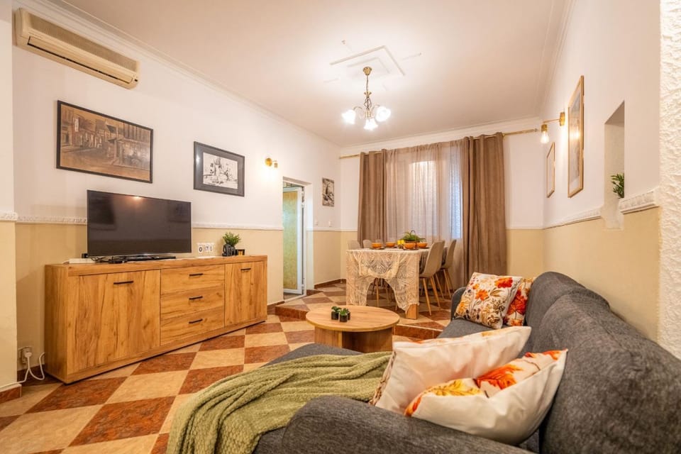 Communal lounge/ TV room, TV and multimedia, air conditioner