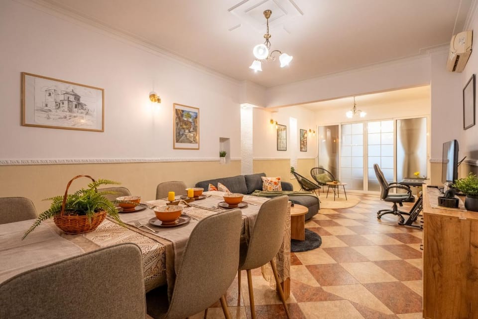 TV and multimedia, Living room, Seating area, Dining area