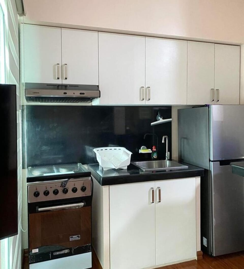 Staycation in Alabang by East Service Road Apartment in Muntinlupa