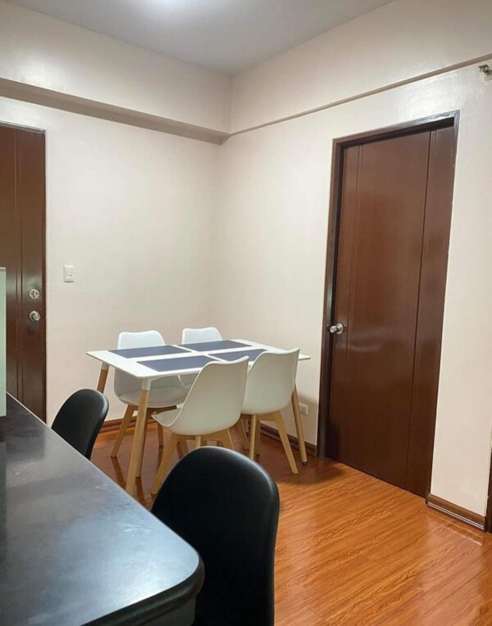 Staycation in Alabang by East Service Road Apartment in Muntinlupa