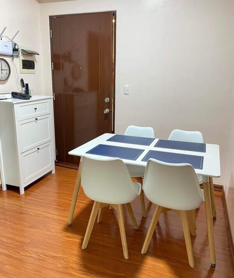 Staycation in Alabang by East Service Road Apartment in Muntinlupa