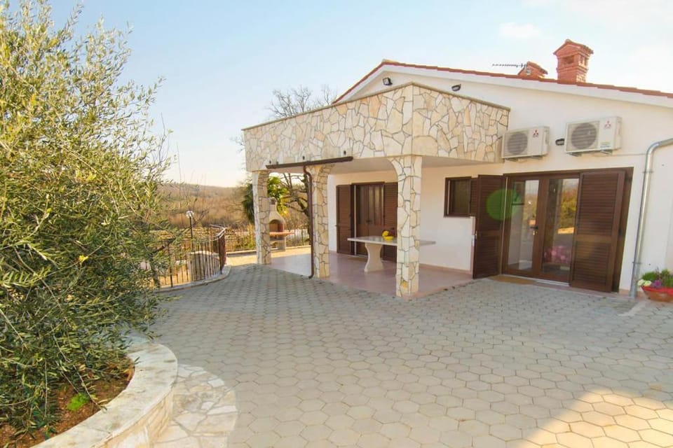 Facade/entrance, BBQ facilities, Balcony/Terrace, Banquet/Function facilities