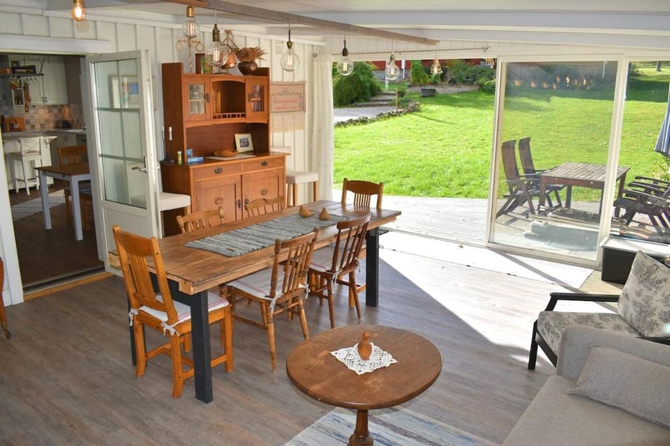 Guesthouse with Patio & BBQ, 10 Min to the Beach House in Sweden