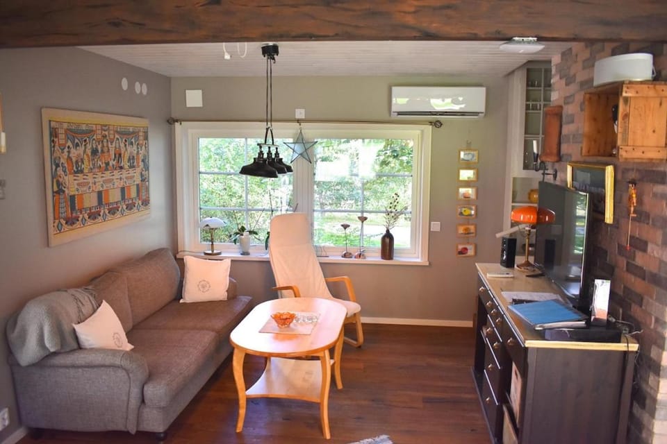 Guesthouse with Patio & BBQ, 10 Min to the Beach House in Sweden