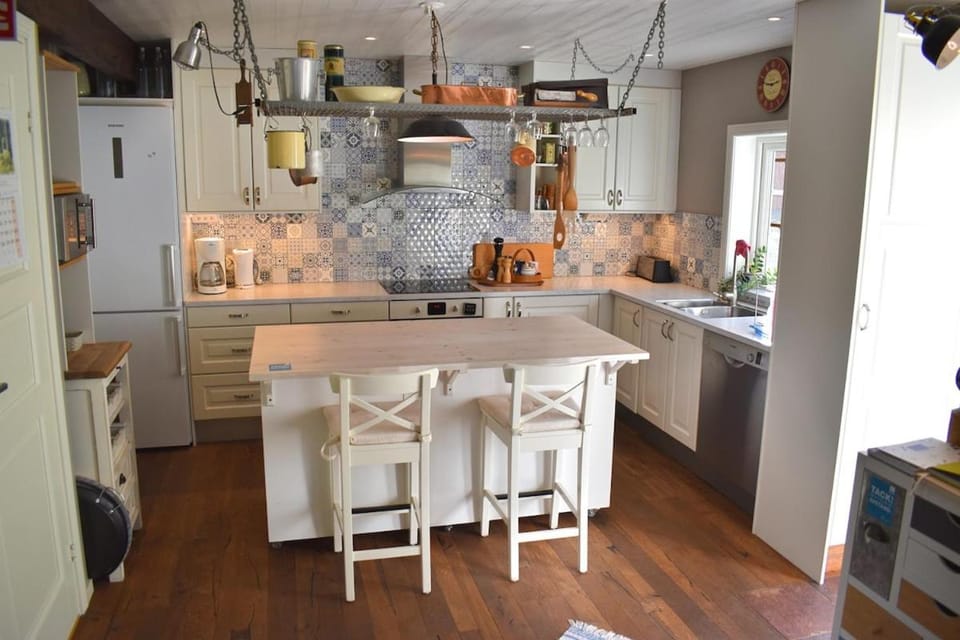 Guesthouse with Patio & BBQ, 10 Min to the Beach House in Sweden