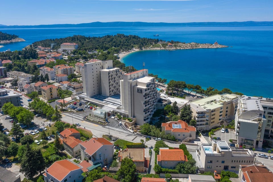 Property building, Neighbourhood, Natural landscape, Beach, City view, Sea view, Location