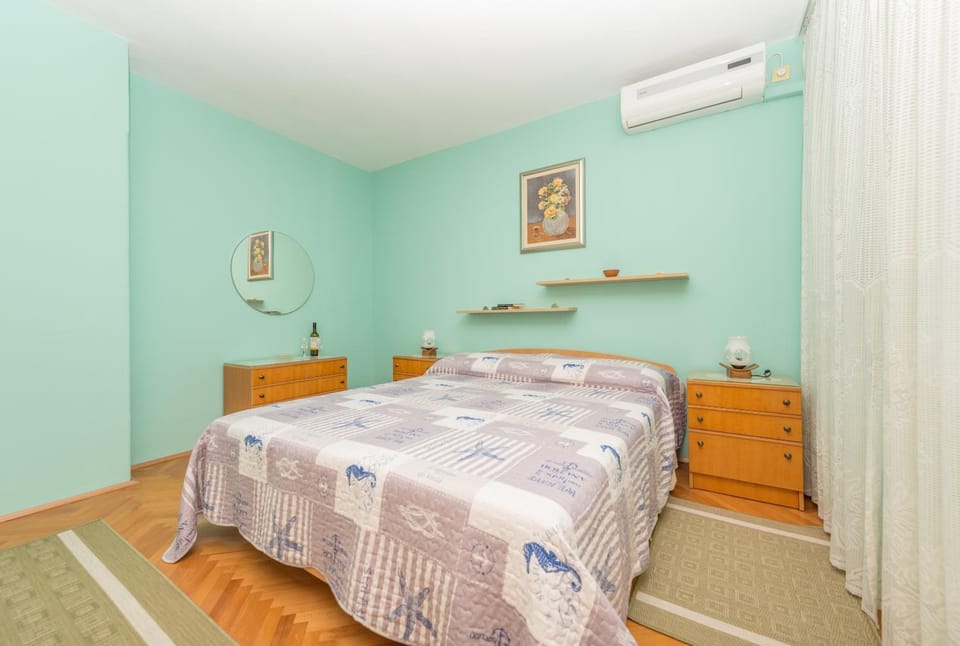 Bed, Photo of the whole room, Bedroom, air conditioner