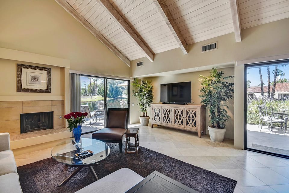 Elegant Lakeside Villa House in Rancho Mirage